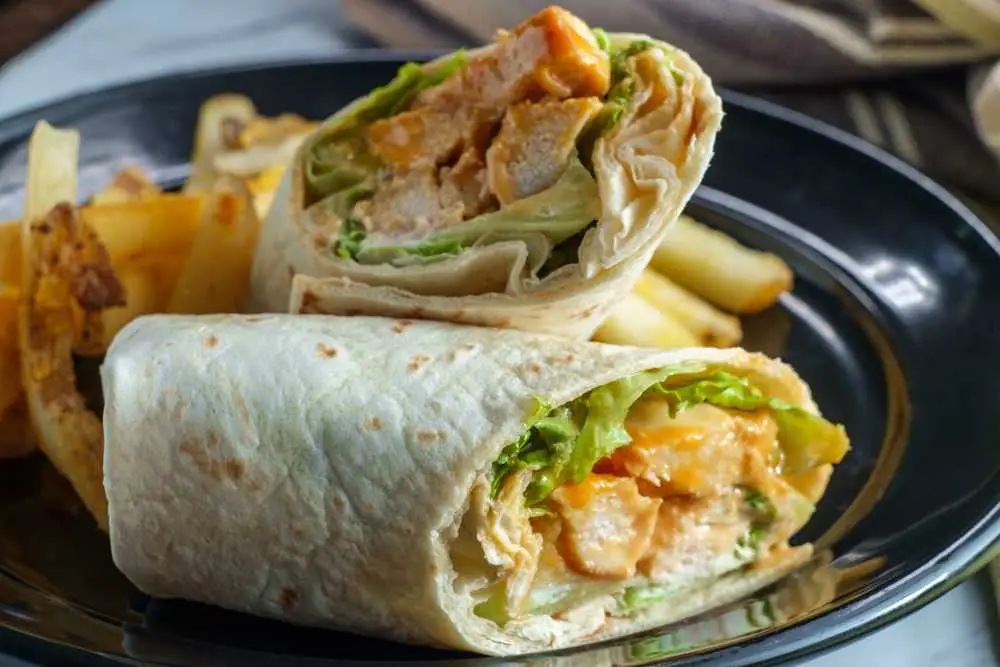 19. Wrap de frango com molho de búfalo