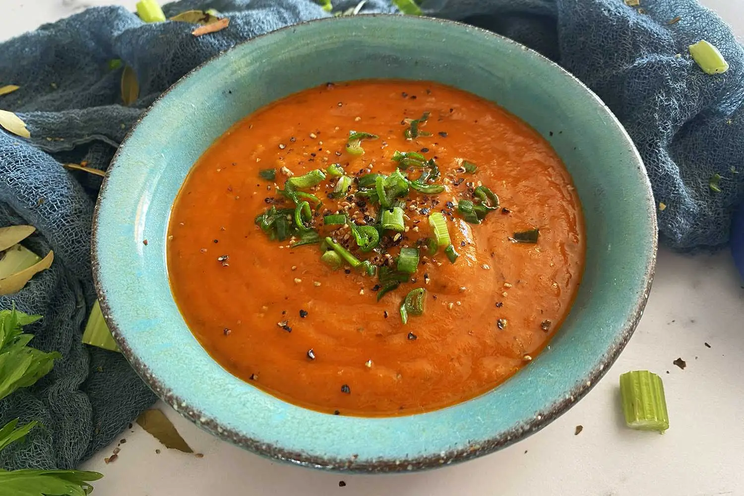 20. Sopa de tomate e manjericão