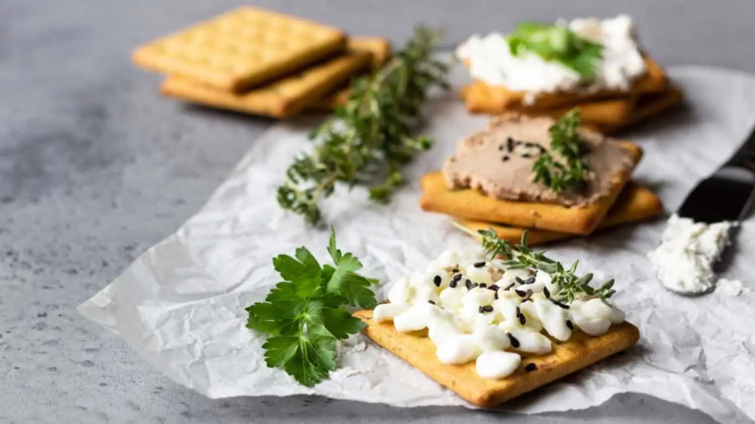 3. Saltines com queijo