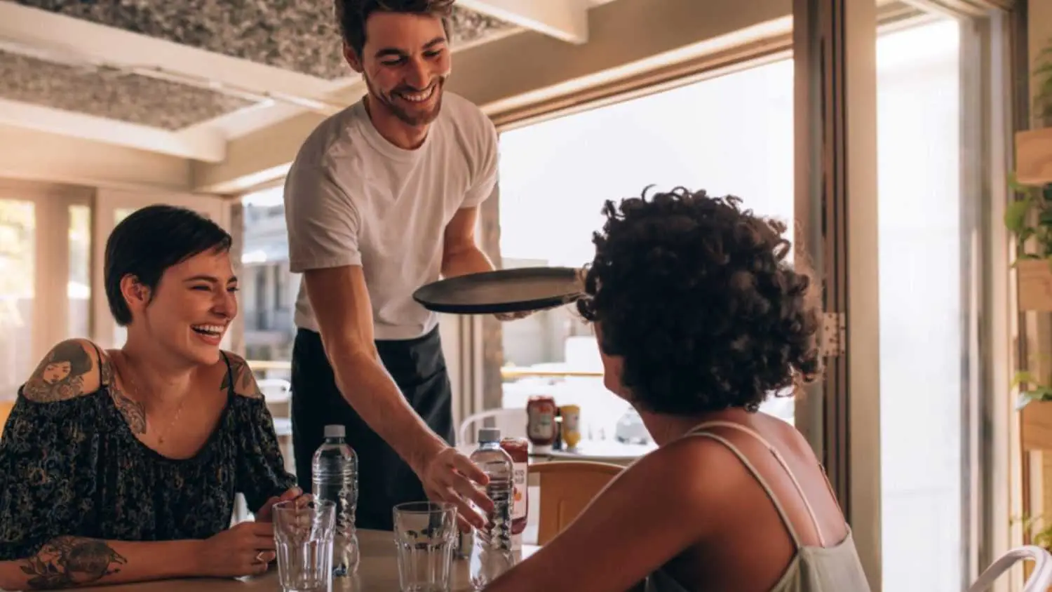 4. Eine Wasserflasche auf den Tisch stellen