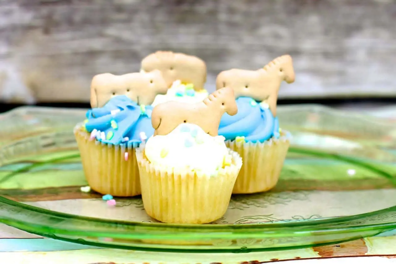 Cupcakes para chá de bebê com biscoitos de animais