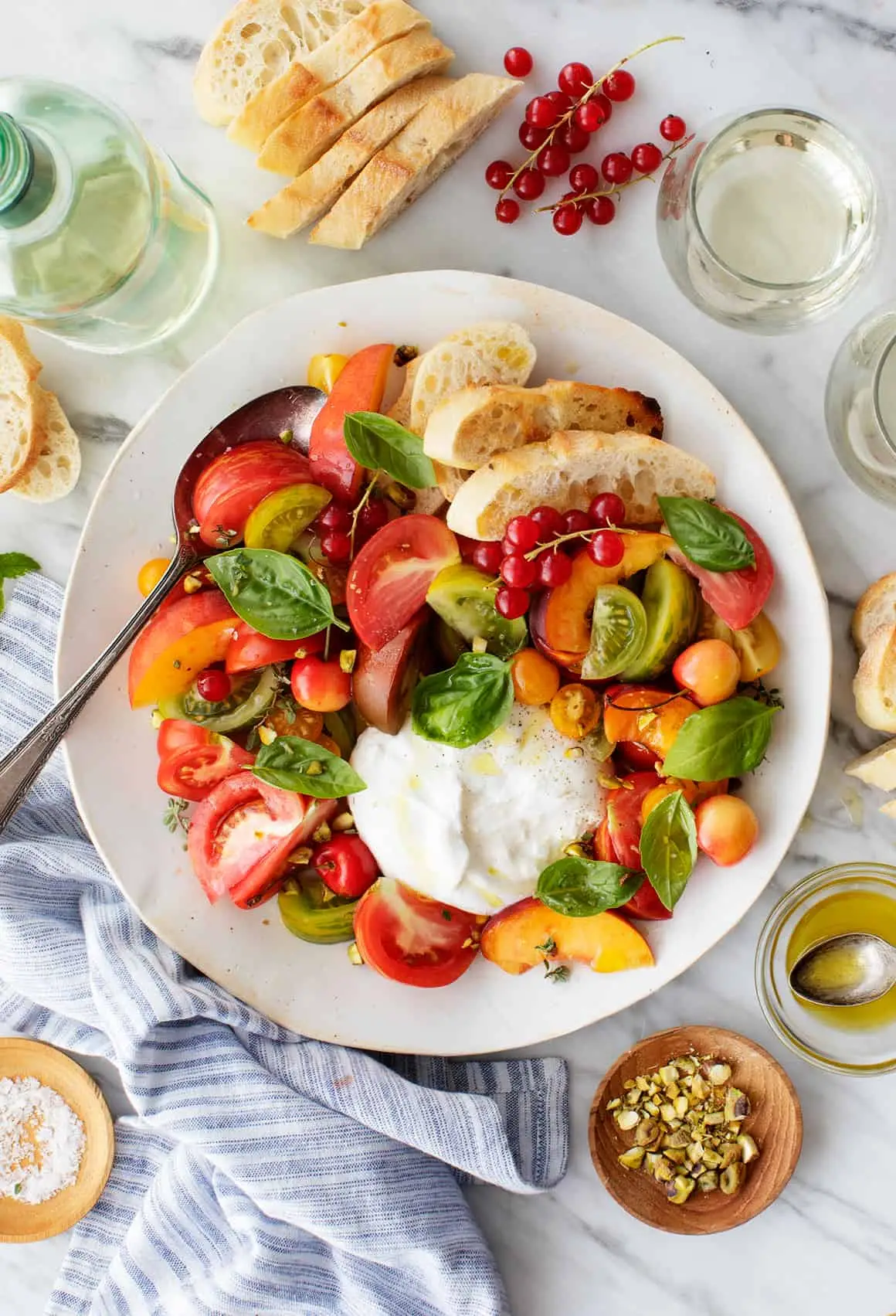 Burrata د Heirloom Tomatoes سره