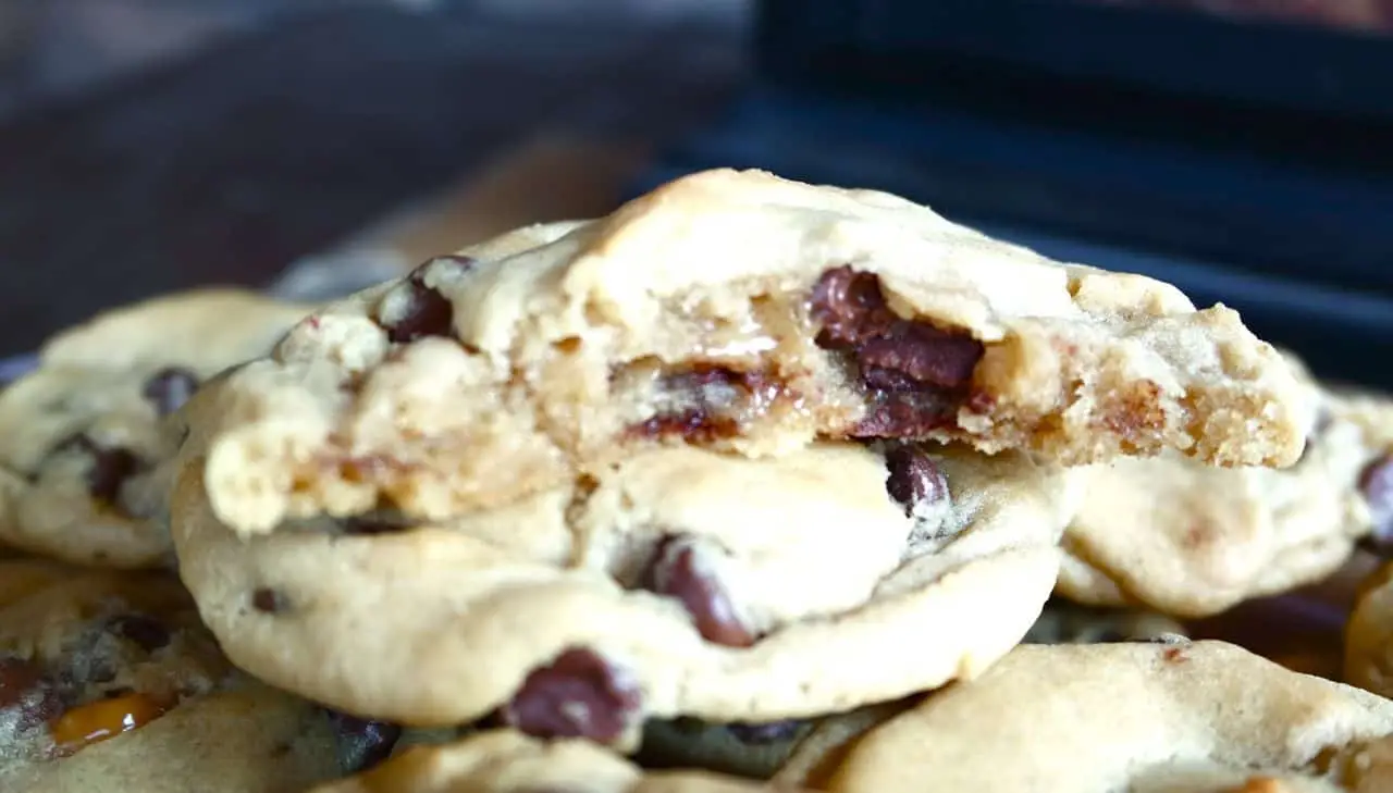 Biscoitos de Chocolate Recheados com Caramelo