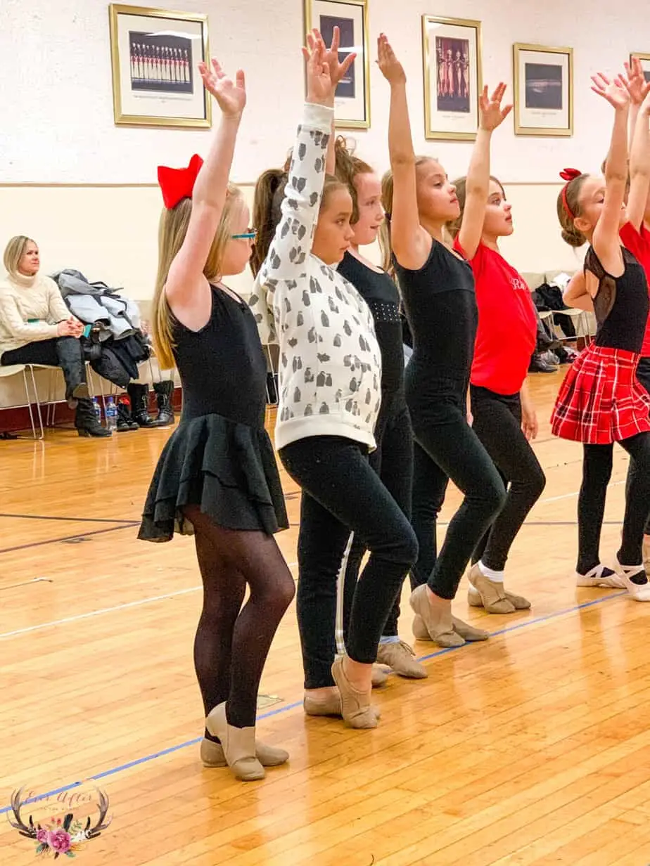 Veja o vídeo Rockettes 101 - Marcha dos Soldados de Madeira abaixo.