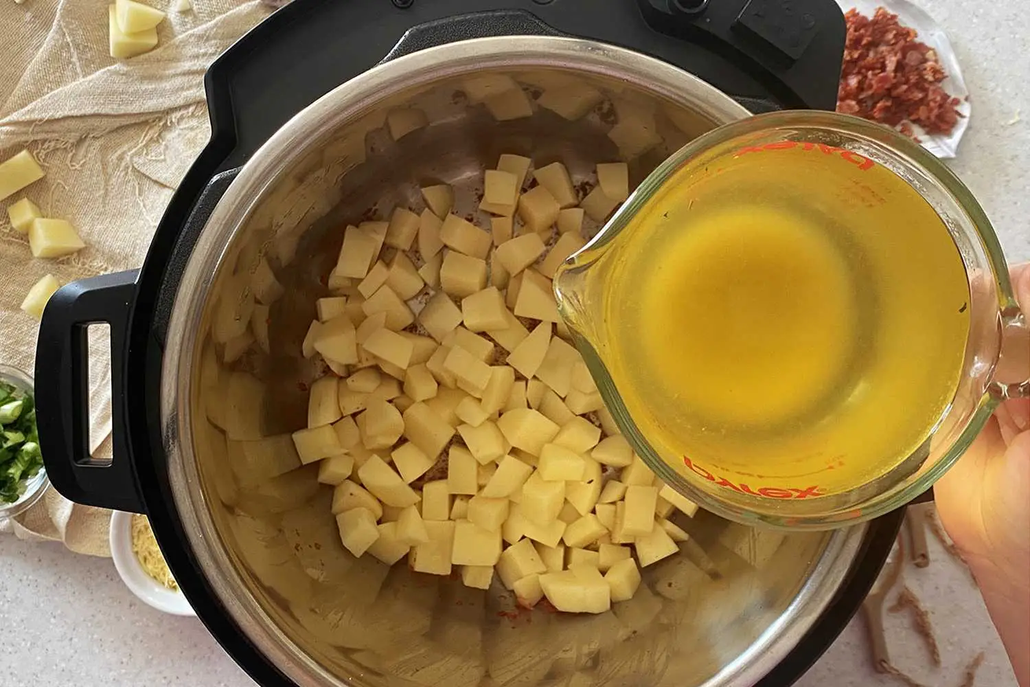 Como fazer sopa instantânea de batata assada