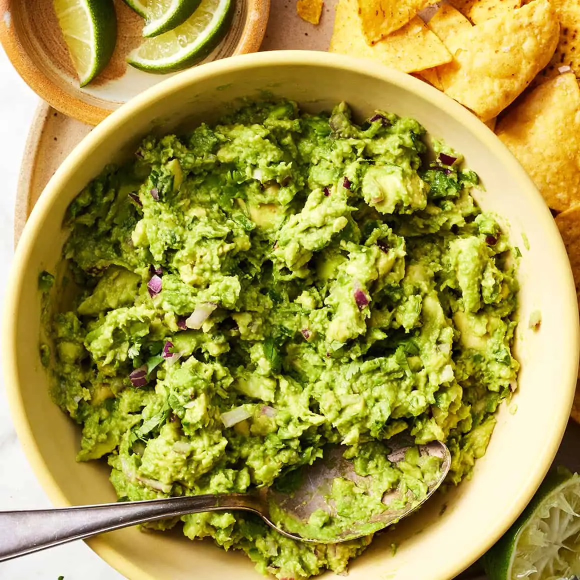 Como servir o guacamole