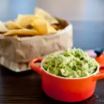 Би шинэхэн, би халуун ногоотой: би Pineapple GUACAMOLE!