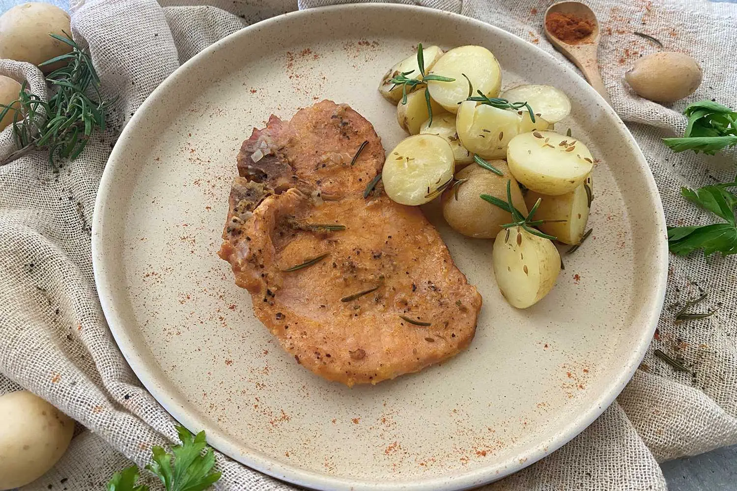 Costeletas de porco e batatas