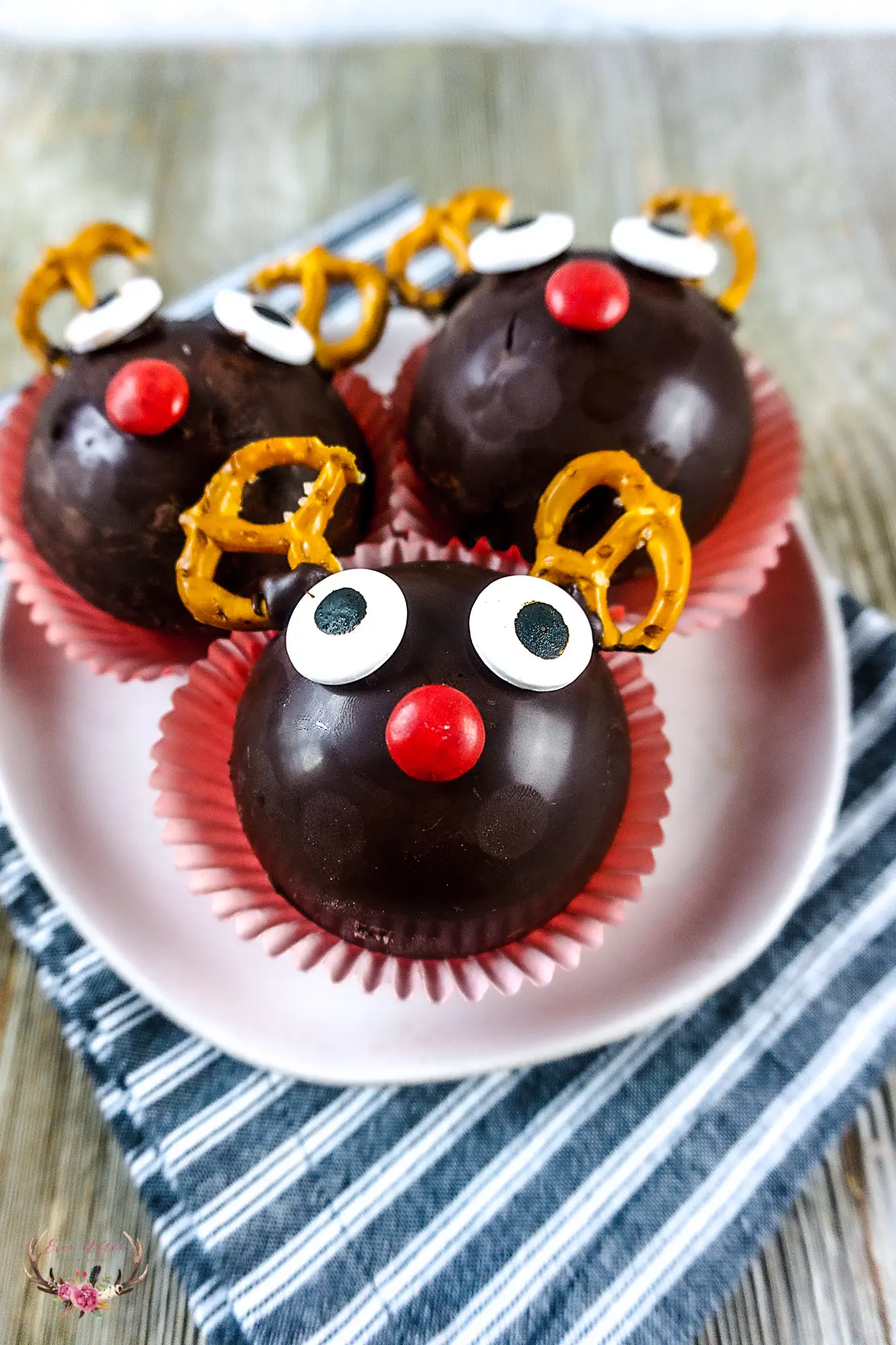 Bombas de chocolate quente de reno   Bombas de chocolate quente de Nadal    Bombas de chocolate quente de Nadal