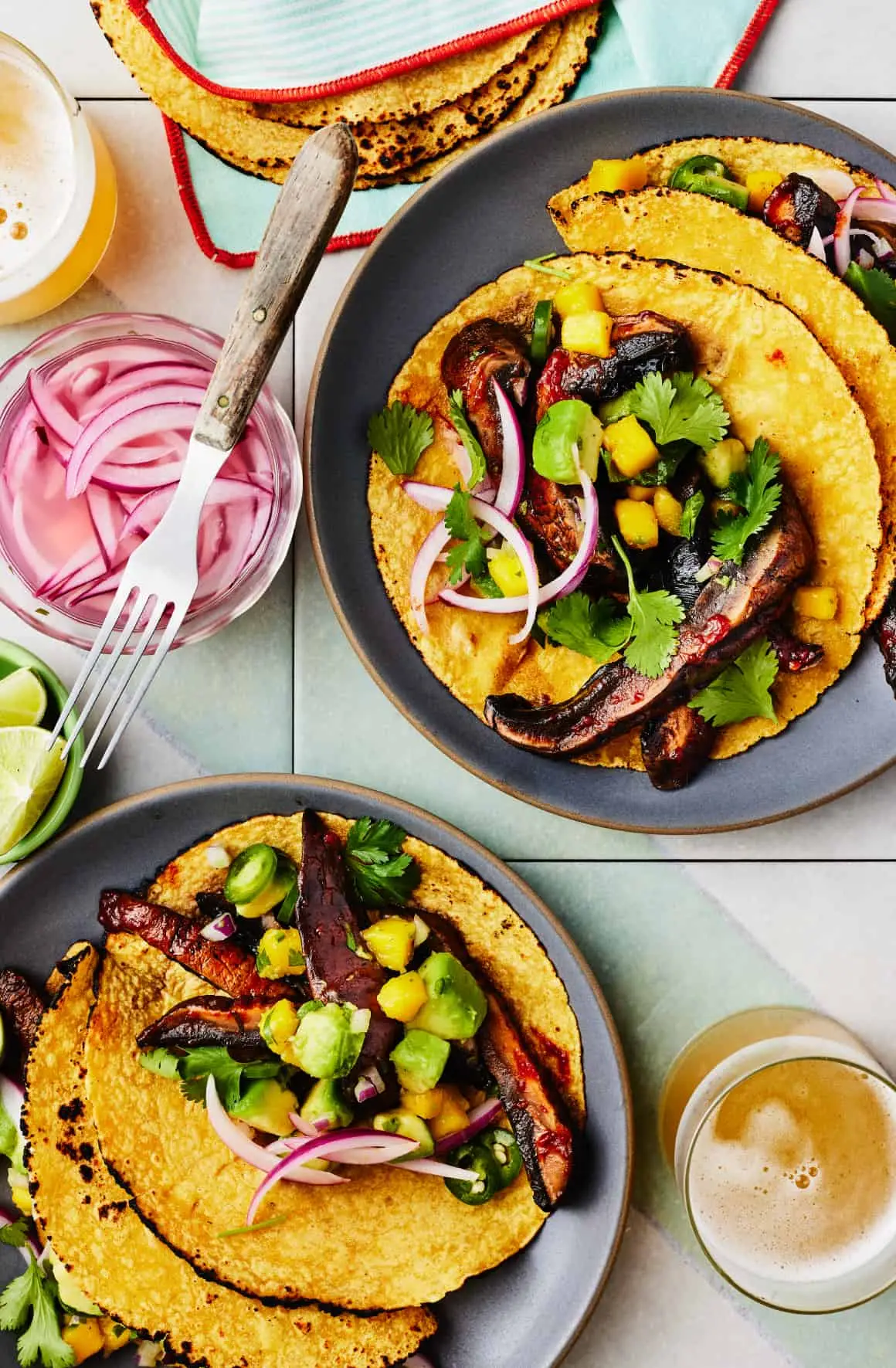 Tacos med kryddig mango, svarta bönor och avokado