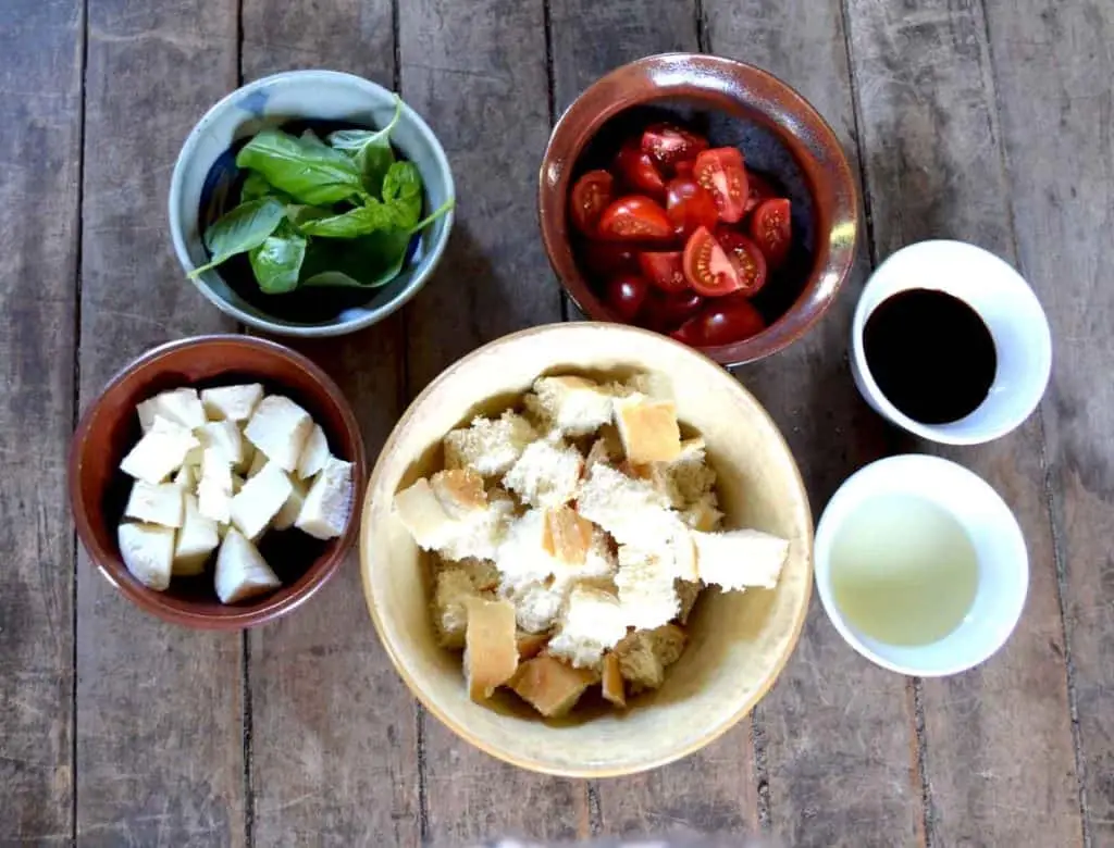 टमाटरPanzanella सलाद