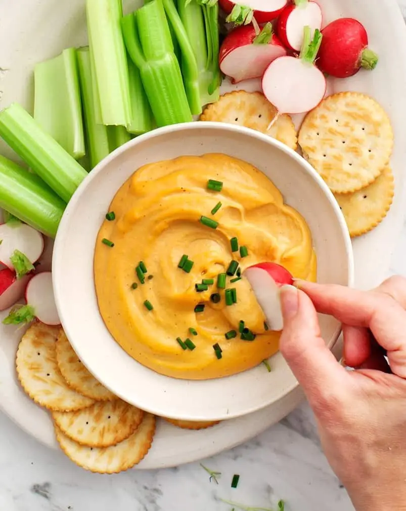 Aperitivos veganos para um prato de crudité