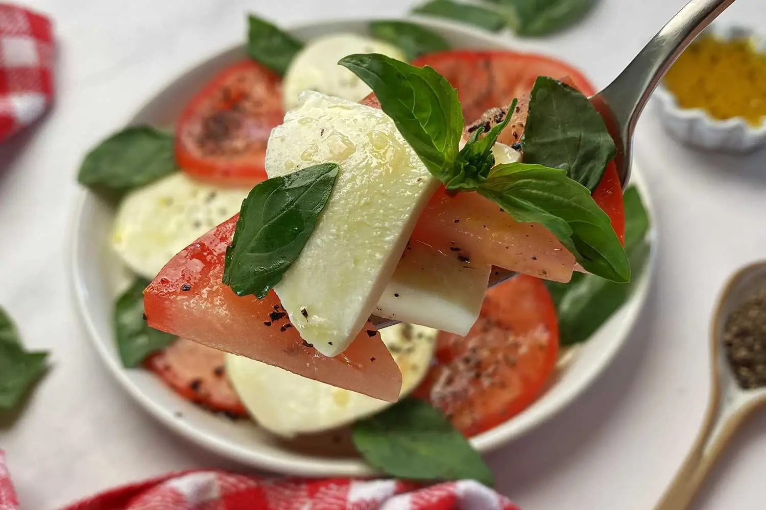 O que servir com salada Caprese