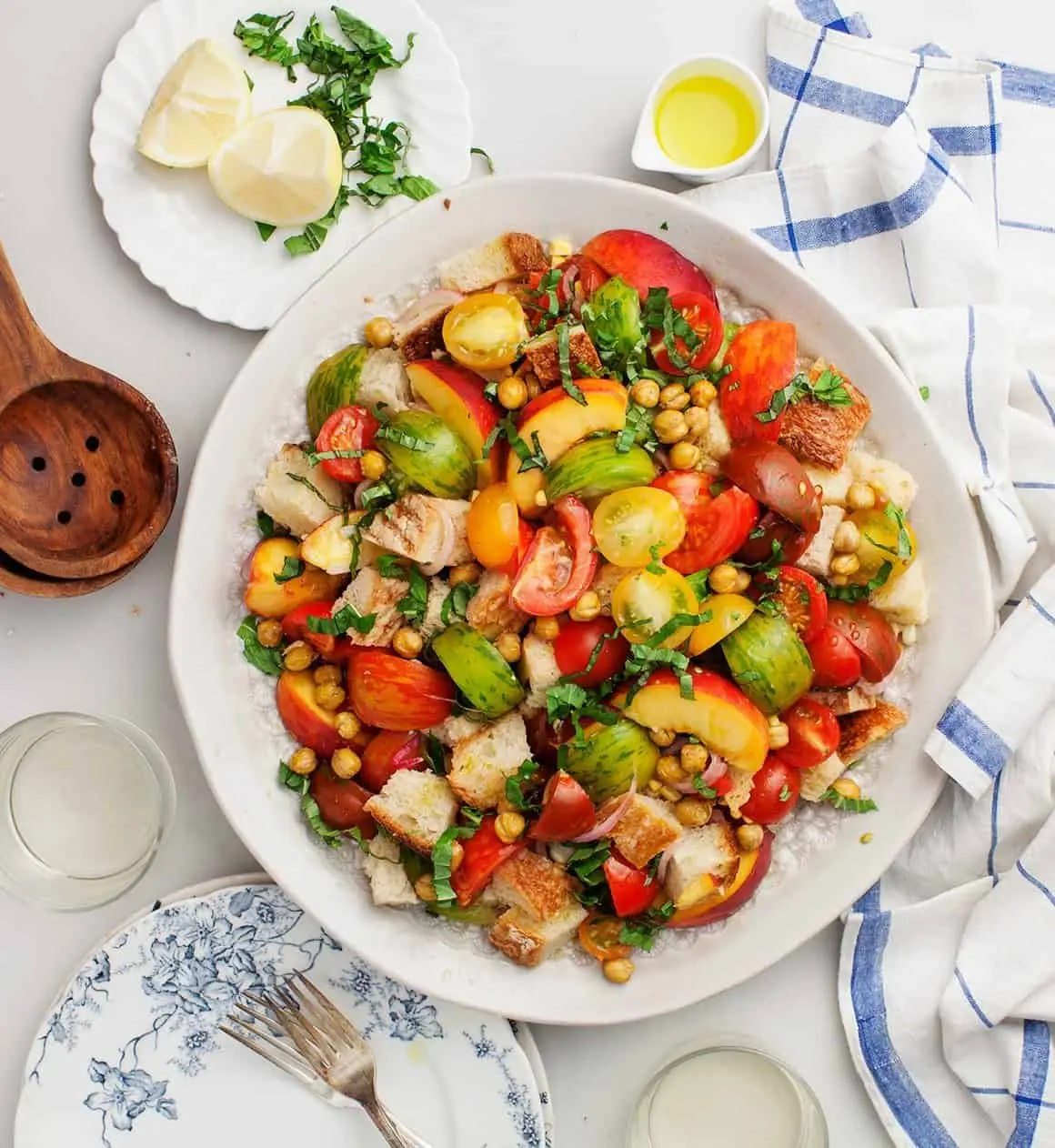 O que servir com salada Panzanella